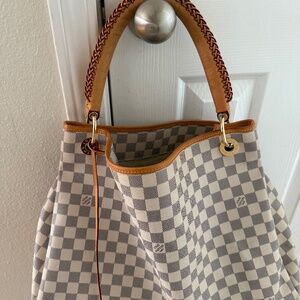 LV ARTSY